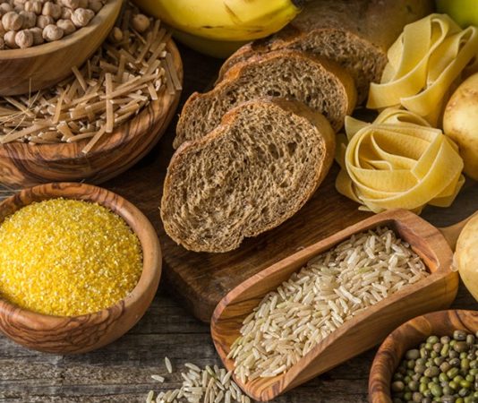 Karbonhidrat yüklemesi, özellikle uzun süreli ve yüksek yoğunluklu fiziksel aktiviteler öncesinde uygulanan özel bir beslenme yaklaşımı olarak öne çıkar. Dayanıklılık sporlarıyla ilgilenen bireyler arasında yaygın olarak bilinen bu yöntem, vücudun enerji depolarını maksimum seviyeye çıkarmayı hedefler. Karbonhidrat yüklemesi, kaslarda ve karaciğerde depolanan glikojen miktarını artırarak performansın daha uzun süre korunmasına yardımcı olmayı amaçlar. Konulu bir haber görseli.