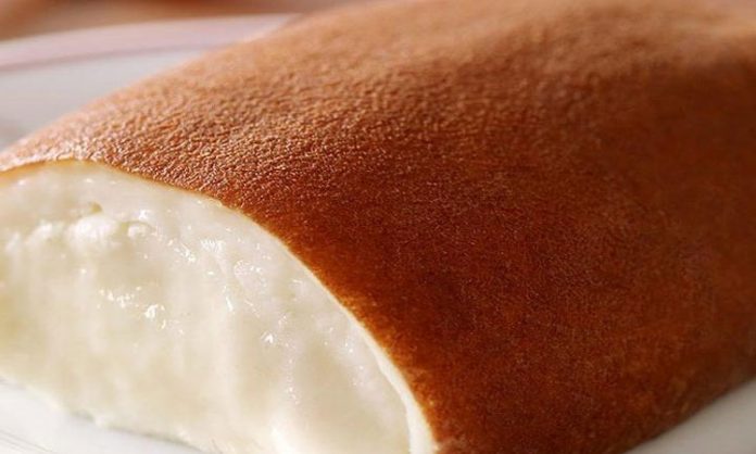 Türkiye’nin en sevilen sütlü tatlılarından biri olan kazandibi, son dönemde hem restoran menülerinde hem de ev yapımı tariflerde yeniden büyük bir yükseliş yaşıyor. Osmanlı mutfağından günümüze ulaşan bu eşsiz tatlı, hafifliği ve kendine özgü yanık üst dokusuyla tatlı severlerin ilgisini çekmeye devam ediyor. Gastronomi alanındaki gelişmeler, sosyal medyada paylaşılan tarif videoları ve geleneksel lezzetlere dönüş trendi, kazandibi tüketimindeki artışı hızlandırıyor. Uzmanlar, tatlının yumuşak dokusu ve nostaljik tadı sayesinde özellikle genç nesil tarafından da daha çok tercih edilmeye başlandığını belirtiyor. Konulu bir haber görseli.