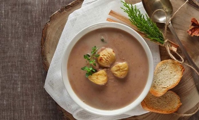 Kestaneli Çorba Lezzeti Kış Sofralarına Taşınıyor Kış aylarının vazgeçilmez tatlarından biri olan kestaneli çorba, son yıllarda hem geleneksel mutfaklarda hem de modern restoranlarda dikkat çeken bir lezzet haline geldi. Özellikle soğuk havalarda içinizi ısıtan bu eşsiz çorba, hem sağlıklı hem de doyurucu bir seçenek olarak öne çıkıyor. Kestaneli çorba tarifleri, farklı malzemelerle çeşitlendirilerek hem ev mutfaklarında hem de gurme restoran menülerinde sıkça yer alıyor. Konulu bir haber görseli.