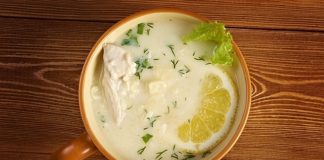 Türkiye’nin geleneksel mutfak kültüründe kendine özel bir yeri olan hindi çorbası, özellikle kış aylarında hem besleyici hem de doyurucu bir seçenek olarak öne çıkıyor. Son dönemde artan sağlıklı beslenme eğilimleri, doğal protein kaynaklarının daha fazla tercih edilmesi ve ekonomik hazırlıklarla sofraların zenginleştirilmek istenmesi, bu klasik çorbayı yeniden gündeme taşıdı. Lezzeti, pratikliği ve şifa verici özellikleriyle geniş bir kitle tarafından ilgi gören hindi çorbası, restoran menülerinde de daha sık yer almaya başladı. Konulu bir haber görseli.