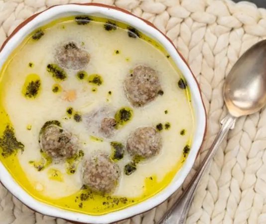 Köfteli Çorba Geleneksel Lezzetin Modern Sofralardaki Yeni Yıldızı Türk mutfağının en sevilen sıcak başlangıçlarından biri olan köfteli çorba, hem doyuruculuğu hem de pratik hazırlanabilirliği sayesinde son dönemlerde yeniden popülerlik kazanıyor. Özellikle ev yapımı köftelerin çorbanın içinde dağılmadan pişmesi, lezzetin dengeli ve yumuşak bir şekilde ortaya çıkmasını sağlıyor. Geleneksel tariflerin modern mutfak teknikleriyle birleşmesiyle ortaya çıkan bu özel çorba, hem kış aylarında hem de yılın diğer dönemlerinde sofralarda kendine yer buluyor. Hafif kıvamı, besleyici yapısı ve baharatların belirgin aromasıyla köfteli çorba, hem çocukların hem yetişkinlerin beğenisini kazanan klasik bir tarif olarak öne çıkıyor. Konulu bir haber görseli.
