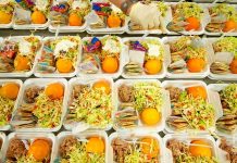 Koşer Nedir ve Günümüzde Koşer Gıdaya Artan İlgi Koşer kavramı, Yahudi inancına göre tüketilmesi uygun kabul edilen gıdaları ve bu gıdaların hazırlanma, saklanma ve sunulma biçimlerini ifade eden kapsamlı bir sistemdir. Günümüzde yalnızca dini bir gereklilik olarak değil, aynı zamanda hijyen, gıda güvenliği ve etik üretimle ilişkilendirildiği için farklı kesimlerin de dikkatini çekmektedir. Koşer, özellikle küresel gıda sektöründe belirli standartları temsil eden önemli bir kavram hâline gelmiştir. Konulu bir haber görseli.