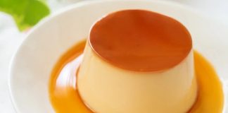 Krem Karamelin Büyüleyen Dokusuyla Yeniden Yükselişi Dünyanın en sevilen tatlılarından biri olan krem karamel, zarif görünümü, pürüzsüz yapısı ve karamelin eşsiz aromasıyla her dönem popülerliğini koruyan özel bir tatlı olarak öne çıkıyor. Hem restoran menülerinde hem de ev mutfaklarında hazırlanan bu tatlı, özellikle hafif ve dengeli tatlı arayanların ilk tercihlerinden biri oluyor. Yumurta, süt ve şeker gibi temel malzemelerle hazırlanması onu hem ekonomik hem de kolay ulaşılabilir bir tatlı hâline getiriyor. Tüm bu özellikleri sayesinde krem karamel, farklı ülkelerin mutfaklarında da çeşitli versiyonlarıyla önemli bir yer edinmiş durumda. Konulu bir haber görseli.