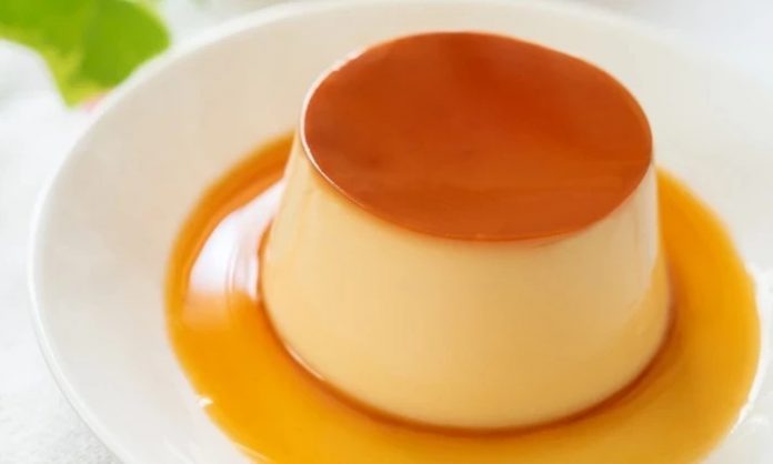 Dünyanın en sevilen tatlılarından biri olan krem karamel, zarif görünümü, pürüzsüz yapısı ve karamelin eşsiz aromasıyla her dönem popülerliğini koruyan özel bir tatlı olarak öne çıkıyor. Hem restoran menülerinde hem de ev mutfaklarında hazırlanan bu tatlı, özellikle hafif ve dengeli tatlı arayanların ilk tercihlerinden biri oluyor. Yumurta, süt ve şeker gibi temel malzemelerle hazırlanması onu hem ekonomik hem de kolay ulaşılabilir bir tatlı hâline getiriyor. Tüm bu özellikleri sayesinde krem karamel, farklı ülkelerin mutfaklarında da çeşitli versiyonlarıyla önemli bir yer edinmiş durumda. Konulu bir haber görseli.
