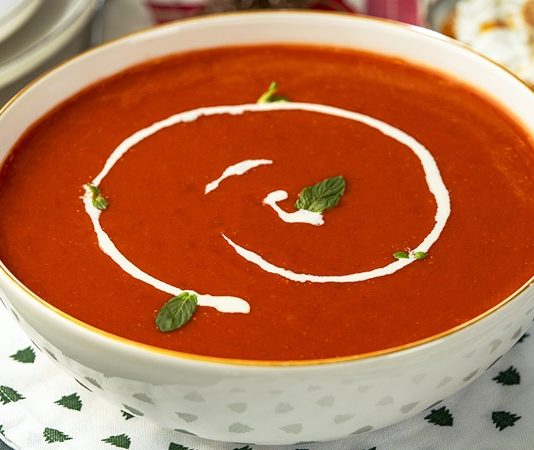 Türk mutfağında hem yaz hem kış aylarında büyük ilgi gören kremalı domates çorbası, son yıllarda restoranlardan ev mutfaklarına kadar geniş bir alanda popülerliğini artırmaya devam ediyor. Domatesin taze ve ferahlatıcı tadını kremanın yumuşak dokusuyla harmanlayan bu özel çorba, basit malzemelerle hazırlanan ama oldukça etkileyici bir lezzet sunuyor. Özellikle hafif ve dengeli başlangıçlar arayanların tercih ettiği bu çorba, pratik oluşuyla da yoğun yaşam temposuna sahip bireyler için büyük kolaylık sağlıyor. Günümüzde pek çok kişi evde daha sağlıklı tarifler hazırlamaya yöneldiği için kremalı domates çorbası tariflerinin internet üzerindeki arama hacmi de belirgin bir şekilde artmış durumda. Konulu bir haber görseli.