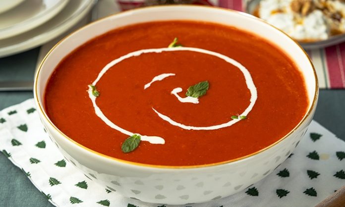 Kremalı Domates Çorbası Sofraların Vazgeçilmez Lezzeti Olmaya Devam Ediyor Türk mutfağında hem yaz hem kış aylarında büyük ilgi gören kremalı domates çorbası, son yıllarda restoranlardan ev mutfaklarına kadar geniş bir alanda popülerliğini artırmaya devam ediyor. Domatesin taze ve ferahlatıcı tadını kremanın yumuşak dokusuyla harmanlayan bu özel çorba, basit malzemelerle hazırlanan ama oldukça etkileyici bir lezzet sunuyor. Özellikle hafif ve dengeli başlangıçlar arayanların tercih ettiği bu çorba, pratik oluşuyla da yoğun yaşam temposuna sahip bireyler için büyük kolaylık sağlıyor. Günümüzde pek çok kişi evde daha sağlıklı tarifler hazırlamaya yöneldiği için kremalı domates çorbası tariflerinin internet üzerindeki arama hacmi de belirgin bir şekilde artmış durumda. Konulu bir haber görseli.