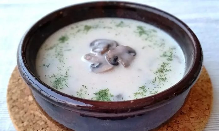Kremalı Mantar Çorbası Kış Aylarının En Sevilen Sıcak Lezzeti Oldu Son dönemlerde özellikle soğuk havaların artmasıyla birlikte restoranlardan ev mutfaklarına kadar geniş bir alanda popülerleşen kremalı mantar çorbası, yumuşak içimi ve zengin aromasıyla dikkat çekiyor. Birçok kişi tarafından hem akşam yemeklerinin başlangıcında hem de hafif öğünlerde tercih edilen bu çorba, krema ve mantarın uyumunu başarılı bir şekilde yansıtıyor. Üstelik farklı mantar türleriyle hazırlanabilir oluşu, lezzetini çeşitlendirmeyi mümkün hale getiriyor. Bu nedenle hem profesyonel şeflerin hem de evde yemek pişirenlerin sıkça yöneldiği tarifler arasında ilk sıralarda yer alıyor. Konulu bir haber görseli.