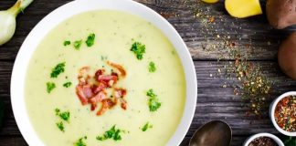 Kremalı Patates Çorbası Soğuk Günlerin En Sevilen Sıcak Lezzeti Oluyor Kış aylarının gelmesiyle birlikte sıcak çorbalara olan ilgi yeniden artış göstermeye başladı. Özellikle yumuşak dokusu, hafifliği ve doyuruculuğuyla öne çıkan kremalı patates çorbası, hem ev mutfaklarında hem de restoran menülerinde sıkça tercih edilen tarifler arasında yer alıyor. Patatesin doğal tadının krema ile birleşmesi, çorbaya hem pürüzsüz bir kıvam hem de zengin bir aroma kazandırıyor. Bu nedenle özellikle yoğun iş temposuna sahip kişiler, pratik ve besleyici bir başlangıç aradıklarında sıklıkla kremalı patates çorbası hazırlamayı tercih ediyor. Konulu bir haber görseli.
