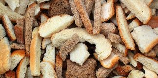 Toplumların yemek kültürü yalnızca zengin sofralar ve çeşitlilik üzerinden şekillenmez; kimi zaman sadelik, kanaat ve dayanıklılık da bu kültürün merkezinde yer alır. Kuru Ekmekle Yemek, bu açıdan bakıldığında hem tarihsel hem de toplumsal anlamlar taşıyan güçlü bir sofra pratiğidir. Yoklukla, sabırla ve paylaşmayla özdeşleşen bu alışkanlık, sadece beslenme biçimi değil, aynı zamanda bir yaşam felsefesini de yansıtır. Konulu bir haber görseli.