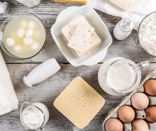 Son yıllarda beslenme dünyasında öne çıkan konulardan biri de laktozsuz yemek anlayışı oluyor. Özellikle sindirim hassasiyetleri konusunda artan farkındalık, bireyleri tükettikleri süt ve süt ürünlerini daha dikkatli seçmeye yöneltiyor. Laktoz içeren gıdaların bazı kişilerde rahatsızlık yaratabilmesi, bu beslenme biçiminin yalnızca bir zorunluluk değil, aynı zamanda bilinçli bir tercih olarak görülmesine neden oluyor. Bu durum, laktozsuz mutfağın günlük hayatta daha fazla yer bulmasını sağlıyor. Konulu bir haber görseli.