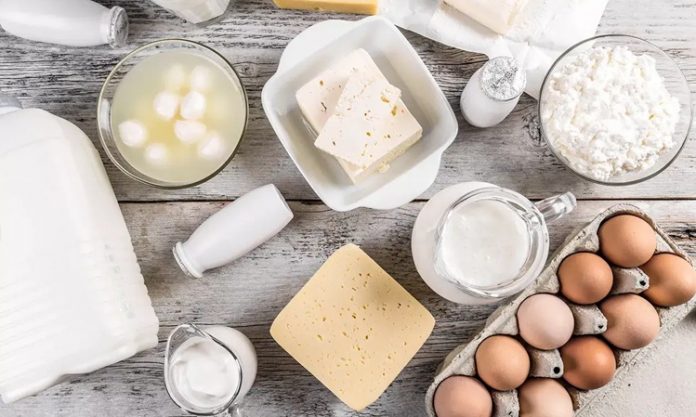 Son yıllarda beslenme dünyasında öne çıkan konulardan biri de laktozsuz yemek anlayışı oluyor. Özellikle sindirim hassasiyetleri konusunda artan farkındalık, bireyleri tükettikleri süt ve süt ürünlerini daha dikkatli seçmeye yöneltiyor. Laktoz içeren gıdaların bazı kişilerde rahatsızlık yaratabilmesi, bu beslenme biçiminin yalnızca bir zorunluluk değil, aynı zamanda bilinçli bir tercih olarak görülmesine neden oluyor. Bu durum, laktozsuz mutfağın günlük hayatta daha fazla yer bulmasını sağlıyor. Konulu bir haber görseli.