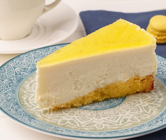 Tatlı dünyasında son yıllarda öne çıkan lezzetlerden biri olan limonlu cheesecake, yoğun dokusuna rağmen ferah tadıyla geniş bir kitleye hitap etmeyi başarıyor. Kremamsı yapısı, limonun canlı aroması ve dengeli tat profili sayesinde bu tatlı, klasik cheesecake anlayışına hafif bir yorum getiriyor. Özellikle tatlıyı ağır bulmayan ama doyurucu bir lezzet arayanlar için limonlu cheesecake, ideal bir alternatif olarak öne çıkıyor. Konulu bir haber görseli.
