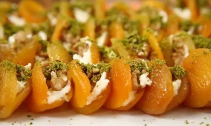 Türkiye’nin meyve cenneti olarak bilinen Malatya, dünya çapında tanınan kayısısıyla gastronomi dünyasında da özel bir yere sahip. Şehrin simgesi haline gelen bu meyve, sadece kuru haliyle değil, aynı zamanda hazırlanan eşsiz tatlılarla da geniş bir üne kavuşmuş durumda. Özellikle Malatya kayısı tatlısı, hafifliği, aromatik yapısı ve doğal malzemeleriyle hem geleneksel mutfakta hem de modern sunumlarda sıkça tercih ediliyor. Son yıllarda gastronomi turizminin artmasıyla birlikte bu tatlı, yerli ve yabancı ziyaretçilerin ilgisini daha fazla çekmeye başladı. Malatya mutfağının incisi olarak tanımlanan bu özel tatlı, doğal içeriğiyle de dikkat çekiyor. Konulu bir haber görseli.