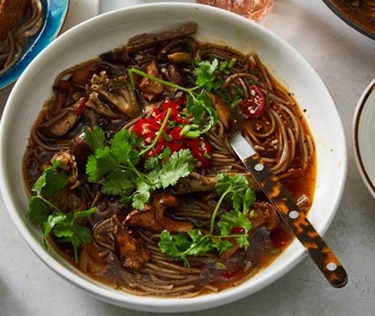 Sofraların Lezzetli ve Pratik Alternatifi, Mantarlı Noodle Çorbası Mantarlı noodle çorbası, hem doyurucu hem de pratik bir yemek seçeneği arayanlar için ideal bir tarif olarak öne çıkıyor. Taze mantar ve noodle kombinasyonu, çorbanın hem besleyici hem de lezzetli olmasını sağlıyor. Mantarlı noodle çorbası, hızlı hazırlanabilirliği sayesinde yoğun yaşam temposuna sahip kişiler tarafından sıkça tercih ediliyor. Bu çorba, hem öğle yemeklerinde hem de akşam sofralarında keyifle tüketilebiliyor ve özellikle mantar severler için vazgeçilmez bir seçenek sunuyor. Konulu bir haber görseli.