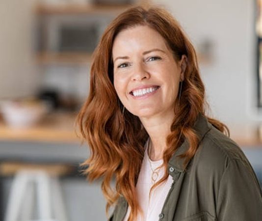 Kadınların yaşamında doğal bir evre olan menopoz, hormonal değişimlerle birlikte birçok fiziksel ve psikolojik etkiyi beraberinde getirir. Bu dönemde doğru beslenme alışkanlıkları kazanmak, hem şikâyetlerin hafiflemesine hem de uzun vadeli sağlığın korunmasına katkı sağlar. menopoz dönemi diyeti, kilo kontrolünden kemik sağlığına, ruh halinden kalp sağlığına kadar geniş bir etki alanına sahiptir. Bu nedenle menopoz sürecinde beslenme, geçici bir önlem değil, sürdürülebilir bir yaşam tarzı olarak ele alınmalıdır. Konulu bir haber görseli.