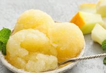 Meyvenin En Saf Hali Sorbe Lezzeti ve Günümüzdeki Yeri Tatlı dünyasında hafifliği, ferahlatıcı etkisi ve doğal içeriğiyle öne çıkan sorbe, özellikle son yıllarda sağlıklı beslenme ve doğal tatlı arayışlarının artmasıyla yeniden popülerlik kazanmış durumda. Dondurma ile sıkça karıştırılan ancak içerik ve üretim açısından ondan ayrılan sorbe, süt ve süt ürünü içermemesiyle dikkat çekiyor. Meyve, su ve şekerin dengeli birlikteliğinden oluşan bu özel tatlı, hem gastronomi dünyasında hem de günlük tüketimde kendine sağlam bir yer edinmiş bulunuyor. Konulu bir haber görseli.