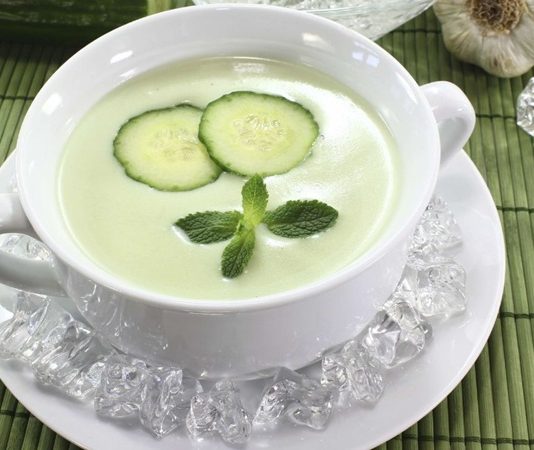 Naneli salatalık çorbası, yaz aylarında sofraların en hafif ve ferahlatıcı seçeneklerinden biri olarak öne çıkıyor. Taze salatalık ve nane ile hazırlanan bu çorba, hem lezzetli hem de besleyici bir başlangıç sunuyor. Naneli salatalık çorbası, yoğurt ve baharatlarla birleştiğinde sofralarda renk ve aroma katıyor. Özellikle sıcak yaz günlerinde hem öğle hem akşam yemeklerinde tercih edilen bu tarif, ferahlatıcı ve sağlıklı bir alternatif olarak dikkat çekiyor. Konulu bir haber görseli.