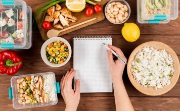 OMAD diyeti, son yıllarda aralıklı oruç ve sade beslenme yaklaşımlarına ilgi duyan bireyler arasında giderek daha fazla konuşulan bir beslenme modeli olarak öne çıkmaktadır. Açılımı “One Meal A Day” olan OMAD, gün içerisinde yalnızca tek bir öğün tüketilmesine dayanan bir sistemi ifade eder. Bu yaklaşım, modern yaşamın karmaşık beslenme alışkanlıklarına karşı daha sade ve kontrollü bir alternatif sunmayı amaçlamaktadır. Konulu bir haber görseli.