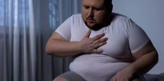 Obezite, günümüzde yalnızca estetik bir sorun olarak değil, ciddi bir halk sağlığı problemi olarak ele alınmaktadır. Yanlış beslenme alışkanlıkları, hareketsiz yaşam tarzı ve düzensiz öğünler, kilo artışını hızlandırırken uzun vadede metabolik hastalıkların gelişimine zemin hazırlar. Bu noktada obeziteye karşı diyet, kilo kontrolünü destekleyen ve genel sağlığı iyileştirmeyi hedefleyen önemli bir beslenme yaklaşımı olarak öne çıkar. Konulu bir haber görseli.