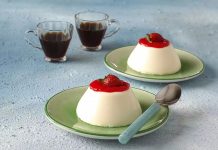 İtalyan mutfağının en rafine tatlılarından biri olan panna cotta, hafif kıvamı, sütlü dokusu ve şık sunumuyla son yıllarda Türkiye’de de oldukça ilgi gören tatlılardan biri hâline geldi. Özellikle yaz aylarında serinletici etkisi nedeniyle tercih edilen bu özel tatlı, hem restoran hem de ev tariflerinde farklı versiyonlarla ortaya çıkıyor. Tatlının temelinde krema bulunması, ona kendine özgü yumuşaklığı kazandırırken, kullanılan vanilya ve meyveler tatlıya zarif bir aroma katıyor. Günümüzde modern pastacılık trendleri sayesinde daha geniş kitlelere ulaşan panna cotta, estetik sunumu ile de dikkat çekiyor. Konulu bir haber görseli.