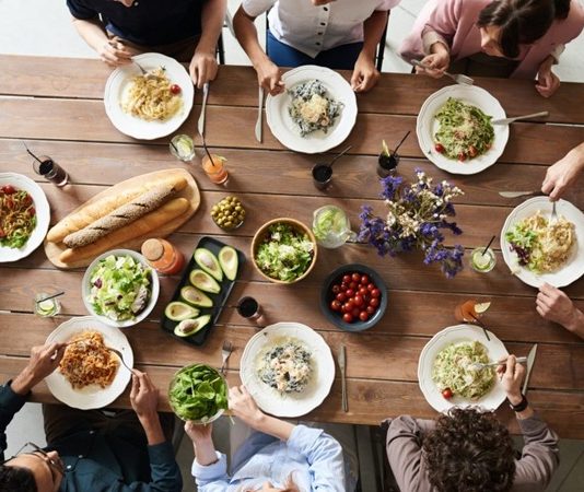 Paylaşım Sofrası Geleneğiyle Birlikte Yaşamanın Kültürel Hafızası Toplumların ortak değerlerini, dayanışma biçimlerini ve bir arada yaşama kültürünü en açık şekilde yansıtan alanlardan biri sofralardır. Özellikle Paylaşım Sofrası, yalnızca yemek yenilen bir masa değil; insanların birbirini dinlediği, eşitlik duygusunun güçlendiği ve toplumsal bağların kurulduğu bir alan olarak öne çıkar. Bu sofra anlayışı, bireysel tüketim alışkanlıklarının yaygınlaştığı günümüzde yeniden hatırlanan güçlü bir kültürel miras niteliği taşır. Konulu bir haber görseli.