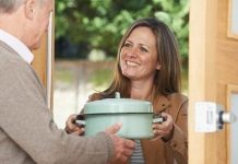 Toplumsal yaşamın en sade ama en güçlü bağlarından biri, komşuya yemek gönderme geleneğidir. Kapı komşusuyla kurulan bu sessiz dayanışma, yalnızca bir tabak yemekle sınırlı değildir; güven, paylaşma ve empati duygusunu da beraberinde taşır. Türk toplumunda yüzyıllardır süregelen bu alışkanlık, zor zamanlarda olduğu kadar sevinçli anlarda da kendini gösterir. Bir tencere yemeğin komşu kapısına bırakılması, sözsüz bir “yanındayım” mesajıdır. Konulu bir haber görseli.