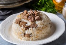 Mevlit yemeği, Türk toplumunda dini ve kültürel hayatın iç içe geçtiği en güçlü geleneklerden biri olarak kabul edilir. Doğum, vefat, kandil geceleri ve çeşitli hayır vesileleriyle düzenlenen mevlitlerde ikram edilen yemekler, yalnızca bir sofra düzeni değil; paylaşma, anma ve dua etme kültürünün somut bir yansımasıdır. Mevlit yemeği, bu yönüyle hem inanç temelli hem de toplumsal dayanışmayı güçlendiren bir gelenek olarak nesiller boyunca yaşatılmaktadır. Konulu bir haber görseli.