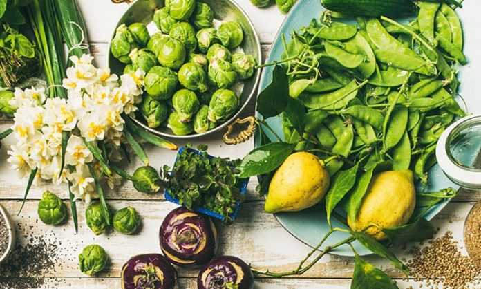 Pegan beslenme, son yıllarda sağlıklı yaşam ve dengeli beslenme konularına ilgi duyan bireyler arasında dikkat çeken hibrit bir yaklaşım olarak öne çıkmaktadır. Paleo ve vegan beslenme anlayışlarının belirli yönlerini bir araya getiren bu model, adını da bu iki kelimenin birleşiminden alır. Pegan, bir yandan doğal ve işlenmemiş gıdaları merkeze alırken, diğer yandan bitki ağırlıklı bir beslenme düzenini teşvik eder. Konulu bir haber görseli.
