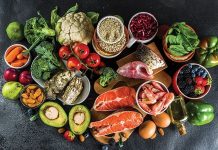 Pesketaryen Beslenme Sağlıklı Yaşam Ve Dengeli Beslenme Arayışında Dikkat Çekiyor Pesketaryen beslenme, son yıllarda klasik vejetaryen beslenme ile et ağırlıklı diyetler arasında bir denge kurmak isteyen bireyler tarafından giderek daha fazla tercih edilmektedir. Et ve kümes hayvanlarının tüketilmediği, buna karşın balık ve deniz ürünlerinin beslenme düzeninde yer aldığı bu yaklaşım, hem sağlık hem de sürdürülebilirlik tartışmalarında sıkça gündeme gelmektedir. Pesketaryen Beslenme, bitkisel ağırlıklı yapısını korurken deniz ürünlerinden gelen besin öğeleriyle çeşitlilik sunan bir beslenme modeli olarak öne çıkmaktadır. Konulu bir haber görseli.