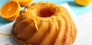 Portakallı Kek Mis Kokusu ve Yumuşak Dokusuyla Sofralara Sıcaklık Katıyor Ev yapımı tatlılar arasında her dönemin favorileri arasında yer alan portakallı kek, hem pratik hazırlanışı hem de ferah aromasıyla son yıllarda yeniden yoğun ilgi görüyor. Özellikle portakalın doğal kokusunu mutfağa yayan bu kek, sabah kahvaltılarından akşam çay saatlerine kadar günün her anında tercih edilebilen bir lezzet olarak öne çıkıyor. Mevsiminde kullanılan portakallarla hazırlanan portakallı kek, doğallığı ve sadeliğiyle dikkat çekiyor. Konulu bir haber görseli.