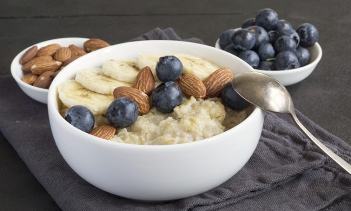 Post-Workout Beslenme Antrenman Sonrası Toparlanmayı Destekleyen Doğru Yaklaşım Post-workout beslenme, antrenman sonrasında vücudun toparlanma sürecini desteklemeyi amaçlayan beslenme düzenini ifade eder. Spor sonrasında kaslar yorgun, enerji depoları ise büyük ölçüde boşalmış durumdadır. Post-workout beslenme, bu kayıpların dengeli şekilde yerine konmasını sağlayarak hem performans gelişimini hem de genel vücut sağlığını destekler. Konulu bir haber görseli.