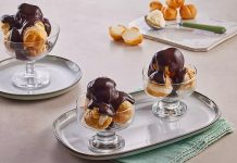 Profiterol Tatlı Dünyasında Zarif Bir Klasiğe Dönüşüyor Fransız mutfağının en seçkin tatlılarından biri olan profiterol, uzun yıllardır hem restoranların hem de ev mutfaklarının en sevilen lezzetlerinden biri olarak yerini koruyor. Çıtır hamurun içindeki hafif krema ve üzerine dökülen yoğun çikolata sosuyla oldukça cezbedici bir tat sunan profiterol, özellikle misafir ağırlamalarında şık bir sunum oluşturmasıyla ön plana çıkıyor. Günümüzde pastane vitrinlerinde sıkça görülen bu tatlı, son dönemde ev yapımı tariflerin popülerleşmesiyle birlikte mutfakta daha da yaygın şekilde hazırlanıyor. Konulu bir haber görseli.