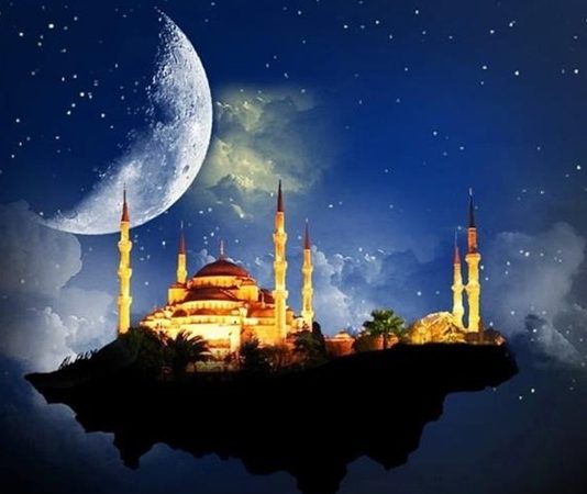 Ramazan Beslenmesi Sağlıklı Oruç İçin Dengeli Sofralar Ramazan ayı, manevi yönünün yanı sıra beslenme düzeninin de köklü biçimde değiştiği özel bir dönem olarak öne çıkıyor. Gün boyu süren oruç, vücudun alışık olduğu yemek saatlerini ve enerji kullanım şeklini farklılaştırıyor. Bu nedenle Ramazan beslenmesi, yalnızca açlığı gidermek değil, aynı zamanda bedeni korumak ve dengeyi sağlamak açısından büyük önem taşıyor. Sahur ve iftar arasında kurulan doğru denge, Ramazan ayının daha zinde ve sağlıklı geçirilmesini mümkün kılıyor. Konulu bir haber görseli.
