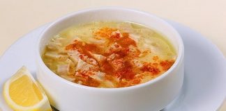 Türk mutfağında köklü bir yere sahip olan sakatatlı çorba, son yıllarda yeniden yükselişe geçerek hem restoranlarda hem de ev mutfaklarında daha fazla tercih edilen bir lezzet hâline gelmeye başladı. Özellikle kış aylarında güçlendiren yapısı, besleyici değeri ve doyuruculuğu sayesinde sofralarda özel bir yer edinen bu çorba, farklı sakatat türlerinin bir arada kullanılmasıyla zengin bir aroma sunuyor. Vitamin ve mineral bakımından oldukça güçlü olan sakatatlar, doğru tekniklerle pişirildiğinde çorbanın hem lezzetini hem de besleyiciliğini artırıyor. Bu nedenle sakatatlı çorba, modern mutfak trendleriyle geleneksel tatların birleştiği özel bir tarif olarak dikkat çekiyor. Konulu bir haber görseli.
