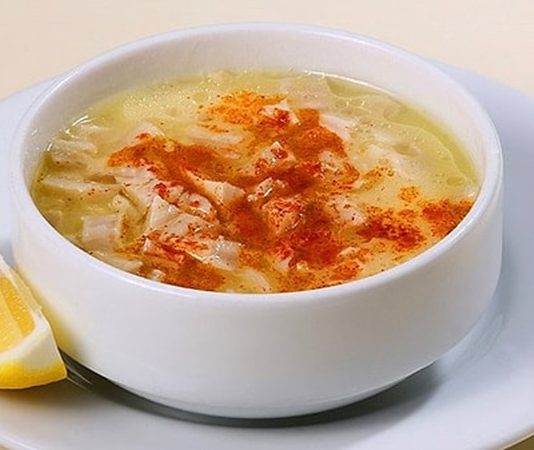 Sakatatlı Çorba Geleneksel Lezzetin Sofralardaki Güçlü Dönüşü Türk mutfağında köklü bir yere sahip olan sakatatlı çorba, son yıllarda yeniden yükselişe geçerek hem restoranlarda hem de ev mutfaklarında daha fazla tercih edilen bir lezzet hâline gelmeye başladı. Özellikle kış aylarında güçlendiren yapısı, besleyici değeri ve doyuruculuğu sayesinde sofralarda özel bir yer edinen bu çorba, farklı sakatat türlerinin bir arada kullanılmasıyla zengin bir aroma sunuyor. Vitamin ve mineral bakımından oldukça güçlü olan sakatatlar, doğru tekniklerle pişirildiğinde çorbanın hem lezzetini hem de besleyiciliğini artırıyor. Bu nedenle sakatatlı çorba, modern mutfak trendleriyle geleneksel tatların birleştiği özel bir tarif olarak dikkat çekiyor. Konulu bir haber görseli.