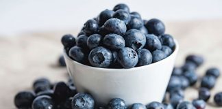 Günlük yaşamın temposu, stres faktörleri ve düzensiz yaşam alışkanlıkları ruh hali üzerinde doğrudan etkili oluyor. Bu noktada mutluluk hormonu olarak bilinen serotonin, zihinsel denge ve duygusal istikrar açısından kritik bir role sahip. Serotonin destekli beslenme, yalnızca fiziksel sağlığı değil, aynı zamanda ruhsal iyi oluşu da merkeze alan bir beslenme yaklaşımı olarak öne çıkıyor. Konulu bir haber görseli.