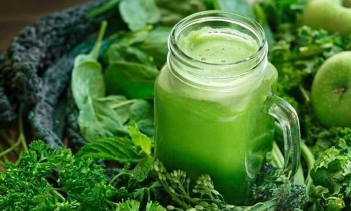 Sirtfood diyeti, son yıllarda özellikle metabolizma hızlandırma ve sağlıklı kilo kontrolü konularıyla ilgilenen bireylerin dikkatini çeken beslenme yaklaşımlarından biri olarak öne çıkmaktadır. Bu diyet modeli, adını vücutta bulunan ve metabolizma süreçlerinde rol oynayan sirtuin proteinlerinden alır. Sirtfood diyeti, belirli besinlerin bu proteinleri aktive edebileceği fikrine dayanarak şekillendirilmiştir. Konulu bir haber görseli.