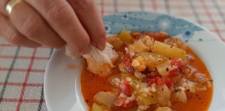 Yemek kültürü, toplumların yalnızca ne yediğini değil, nasıl yediğini de anlatan güçlü bir aynadır. Bu aynanın içinde yer alan Ekmek Banma Geleneği, sade ama derin anlamlar taşıyan bir sofra pratiği olarak dikkat çeker. Bir yemeğin suyuna, sosuna ya da kalan lezzetine ekmek banmak; sadece damak tadıyla ilgili bir alışkanlık değil, aynı zamanda paylaşımın, bereketin ve nimete saygının ifadesidir. Konulu bir haber görseli.