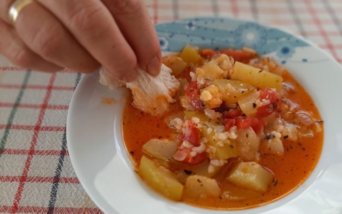 Yemek kültürü, toplumların yalnızca ne yediğini değil, nasıl yediğini de anlatan güçlü bir aynadır. Bu aynanın içinde yer alan Ekmek Banma Geleneği, sade ama derin anlamlar taşıyan bir sofra pratiği olarak dikkat çeker. Bir yemeğin suyuna, sosuna ya da kalan lezzetine ekmek banmak; sadece damak tadıyla ilgili bir alışkanlık değil, aynı zamanda paylaşımın, bereketin ve nimete saygının ifadesidir. Konulu bir haber görseli.