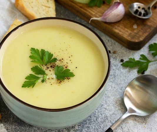 Sofraların Hafif ve Lezzetli Tercihi, Kremalı Kabak Çorbası Son yıllarda sağlıklı beslenme trendlerinin artmasıyla birlikte çorbalar, sofraların vazgeçilmez öğünlerinden biri hâline geldi. Özellikle kış aylarında hem hafif hem de doyurucu seçenekler arayanlar için kremalı kabak çorbası, lezzeti ve pratik hazırlanışıyla öne çıkıyor. Kabak ve kremanın birleşimi, çorbaya hem yoğun bir aroma hem de pürüzsüz bir kıvam kazandırıyor. Bu nedenle ev mutfaklarında sıkça tercih edilen tarifler arasında yer alıyor. Konulu bir haber görseli.