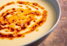 Kremalı Karnabahar Çorbası: Sofraların Hafif ve Lezzetli Tercihi Kış aylarının vazgeçilmezleri arasında yer alan çorbalar, hem besleyici hem de doyurucu öğünler sunuyor. Özellikle kremalı karnabahar çorbası, sağlıklı beslenmeyi ön planda tutanların favori tarifleri arasında bulunuyor. Karnabaharın kendine has tadı, kremanın yumuşak dokusuyla birleştiğinde çorba, hem göz hem de damak zevki açısından tatmin edici bir hal alıyor. Evde kısa sürede hazırlanabilmesi, çorbayı pratik bir öğün hâline getiriyor. Konulu bir haber görseli.