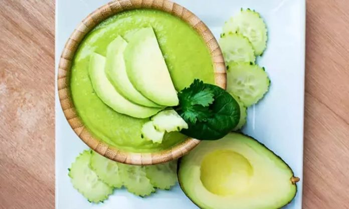 Soğuk Avokado Çorbası Yaz Sofralarının Sağlıklı Lezzeti Soğuk avokado çorbası, özellikle yaz aylarında sofraların en sağlıklı ve ferahlatıcı seçeneklerinden biri olarak öne çıkıyor. Taze avokadonun kremsi dokusu ile yoğurdun hafifliği birleştiğinde, hem besleyici hem de lezzetli bir çorba ortaya çıkıyor. Soğuk avokado çorbası, içerisine eklenen limon suyu, zeytinyağı ve baharatlarla hem aroma hem de renk kazanıyor. Yaz sofralarında hem öğle hem akşam yemeklerinde tercih edilen bu tarif, ferahlatıcı ve doyurucu bir seçenek olarak dikkat çekiyor. Konulu bir haber görseli.