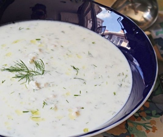 Soğuk Çorbalar Yaz Sofralarının Serinleten Lezzeti Soğuk çorbalar, özellikle yaz aylarında ferahlatıcı etkileriyle sofraların vazgeçilmezi haline geliyor. Sıcak havalarda hem hafif hem de besleyici bir seçenek sunan bu çorbalar, geleneksel tariflerden modern dokunuşlara kadar geniş bir yelpazeye sahip. Soğuk çorbalar hem sağlıklı hem de pratik oluşlarıyla ailelerin ve misafir sofralarının gözdesi oluyor. Bu tarifler arasında cacık, ayran aşı ve soğuk yoğurtlu kabak çorbası öne çıkıyor. Konulu bir haber görseli.