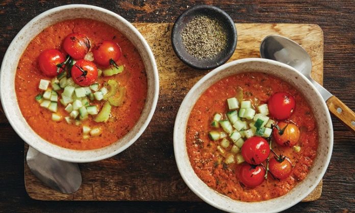 Soğuk domates çorbası, yaz aylarında sofraların en ferahlatıcı ve hafif seçeneklerinden biri olarak öne çıkıyor. Taze domateslerin doğal aroması ile hazırlanan bu çorba, hem lezzetli hem de besleyici bir başlangıç alternatifi sunuyor. Soğuk domates çorbası, içerisine eklenen biber, zeytinyağı ve taze baharatlarla hem aroma hem de renk kazanıyor. Yaz sofralarında hem öğle hem akşam yemeklerinde tercih edilen bu tarif, ferahlatıcı ve sağlıklı bir seçenek olarak dikkat çekiyor. Konulu bir haber görseli.