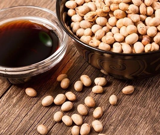 Soya İçermeyen Diyetle Sağlıklı ve Güvenli Beslenme Rehberi Soya, günümüzde birçok işlenmiş gıda ve alternatif ürünün temel bileşeni olarak karşımıza çıkar. Ancak soya alerjisi veya intoleransı olan bireylerde ciddi sağlık sorunlarına yol açabilir. Bu nedenle soya içermeyen diyet, güvenli ve dengeli beslenme açısından önemli bir yaklaşımdır. Bu diyet, soya ve türevlerini sınırlayarak hem besleyici hem de sağlıklı alternatifleri ön plana çıkarır. Günümüzde insanlar, sadece lezzet değil, aynı zamanda alerjenlerden kaçınarak sağlıklı bir yaşam için bilinçli seçimler yapmayı önceliyor. Konulu bir haber görseli.