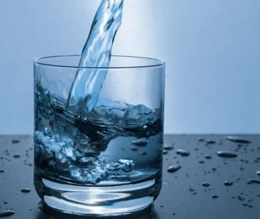 Su Oruçları ile Vücut Arınması ve Enerji Desteği Su oruçları, vücudu toksinlerden arındırmak, sindirim sistemini dinlendirmek ve metabolizmayı hızlandırmak için tercih edilen bir uygulamadır. Bu süreçte kişi, belirli bir süre boyunca sadece su tüketir ve katı gıdalardan uzak durur. Su oruçları, kısa süreli detoks programları ve sağlıklı yaşam trendleri arasında giderek popüler hale gelmektedir. Düzenli uygulandığında bağışıklık sistemini destekler, enerji seviyelerini artırır ve hücresel sağlık üzerinde olumlu etkiler sağlar. Konulu bir haber görseli.