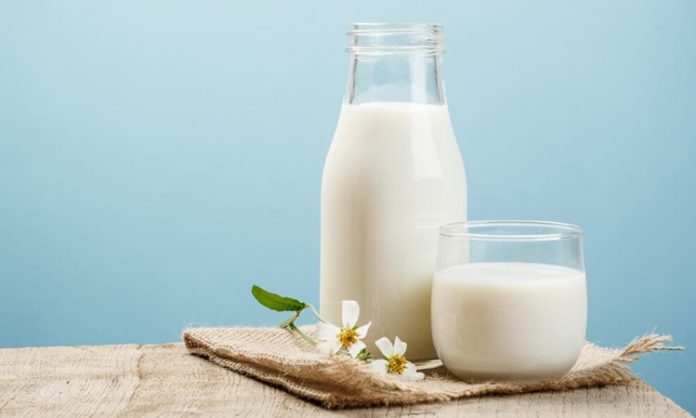 Süt Ürünlerinden Arındırılmış Diyetle Sağlıklı ve Etkili Beslenme Yöntemleri Süt ve süt ürünleri, birçok kişinin günlük beslenmesinde temel bir yere sahiptir. Ancak laktoz intoleransı veya süt alerjisi olan bireyler için bu ürünler ciddi sağlık sorunlarına yol açabilir. Süt ürünlerinden arındırılmış diyet, bu kişiler için güvenli ve besleyici bir beslenme yaklaşımı sunar. Bu diyet modeli, süt ürünlerini ve türevlerini sınırlayarak alternatif ve sağlıklı kaynaklara yönelmeyi amaçlar. Günümüzde pek çok insan, sadece lezzet değil, aynı zamanda sindirim sağlığı ve yaşam kalitesi açısından bilinçli seçimler yapmayı önceliyor. Konulu bir haber görseli.