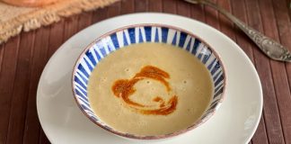 Sütlü Mercimek Çorbası Sofraların Yeni Favorisi Sütlü mercimek çorbası son yıllarda hem besleyici hem de pratik tarifler arasında öne çıkıyor. Kış aylarında sıcak bir başlangıç olarak sofraları süsleyen bu çorba hem çocuklar hem de yetişkinler tarafından sevilerek tüketiliyor. Geleneksel mercimek çorbasına süt eklenmesiyle ortaya çıkan bu tarif hem lezzeti artırıyor hem de çorbanın kıvamını yumuşatıyor. Sütlü mercimek çorbası hem günlük öğünlerde hem de özel günlerde tercih edilen bir seçenek haline geldi. Konulu bir haber görseli.