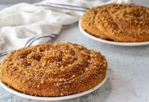 Tahinli Çörek Lezzeti Yeniden Popüler Oluyor Türkiye’nin dört bir yanında hem pastanelerde hem de ev mutfaklarında sıkça görülen tahinli çörek, son dönemde yeniden popüler hale gelerek gündelik tüketimin ötesine geçen bir ilgiyle karşılanıyor. Geleneksel tatların modern sunumlarla buluştuğu bu dönemde, tahinin yoğun aroması ve çöreğin yumuşak dokusu bir araya gelerek birçok kişinin vazgeçilmez atıştırmalıkları arasında yer alıyor. Özellikle sosyal medya platformlarında paylaşılan tarifler ve pratik hazırlama yöntemleri, tahinli çörek aramalarının artmasına katkı sağlıyor. Bu ilginin artmasıyla birlikte, hem ev kullanıcıları hem de işletmeler tahinli çöreğin farklı versiyonlarını denemeye yöneliyor. Konulu bir haber görseli.