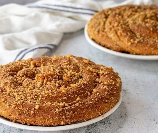 Türkiye’nin dört bir yanında hem pastanelerde hem de ev mutfaklarında sıkça görülen tahinli çörek, son dönemde yeniden popüler hale gelerek gündelik tüketimin ötesine geçen bir ilgiyle karşılanıyor. Geleneksel tatların modern sunumlarla buluştuğu bu dönemde, tahinin yoğun aroması ve çöreğin yumuşak dokusu bir araya gelerek birçok kişinin vazgeçilmez atıştırmalıkları arasında yer alıyor. Özellikle sosyal medya platformlarında paylaşılan tarifler ve pratik hazırlama yöntemleri, tahinli çörek aramalarının artmasına katkı sağlıyor. Bu ilginin artmasıyla birlikte, hem ev kullanıcıları hem de işletmeler tahinli çöreğin farklı versiyonlarını denemeye yöneliyor. Konulu bir haber görseli.